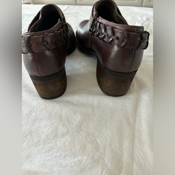 Tara M. Women size 8 1/2 leather shooties/ short booties - Picture 10 of 10